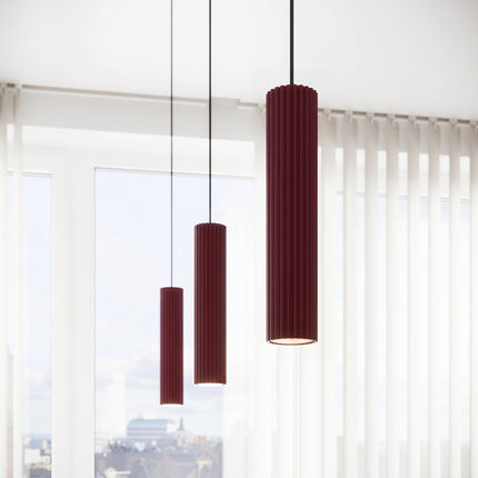 Suspension Oslo 2 cylindres en ligne bordeaux dans un intérieur contemporain