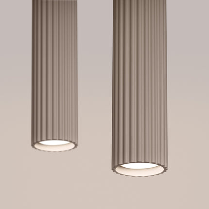 Suspension Oslo 2 Cylindres en Ligne en Aluminium Cannelé Taupe, vue de détail