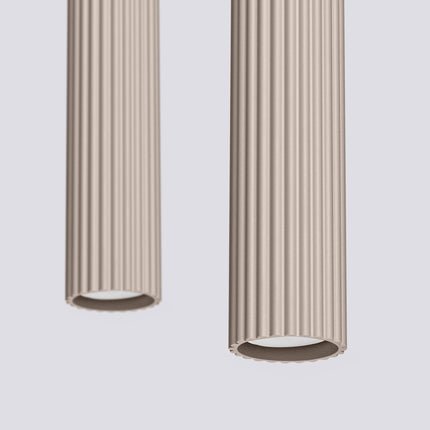 Suspension Oslo 2 Cylindres en Ligne en Aluminium Cannelé Taupe, packshot de trois quarts