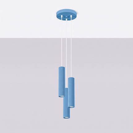 Suspension Oslo 3 cylindres en cascade bleu ciel, vue en situation sur fond clair