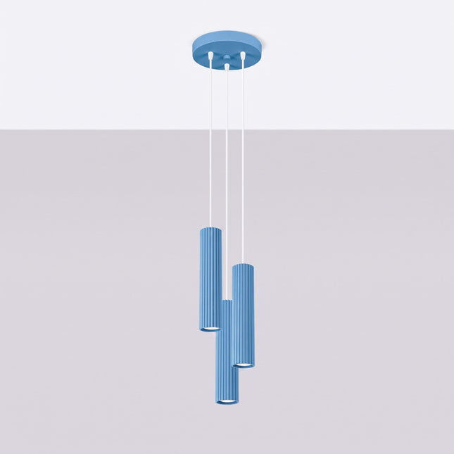 Suspension Oslo 3 cylindres en cascade bleu ciel, vue en situation sur fond clair