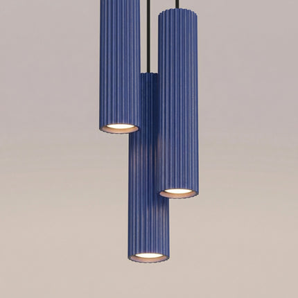Suspension Oslo 3 cylindres en cascade bleu outremer, packshot de trois quarts