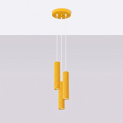 Suspension Oslo 3 cylindres en cascade jaune ambré, vue en situation sur fond clair