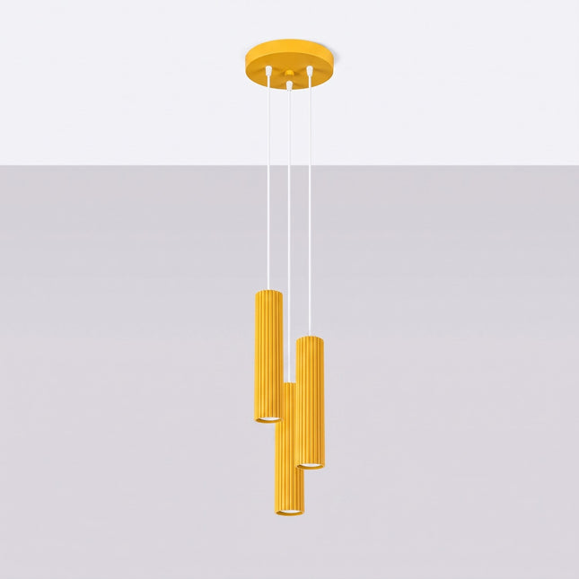 Suspension Oslo 3 cylindres en cascade jaune ambré, vue en situation sur fond clair