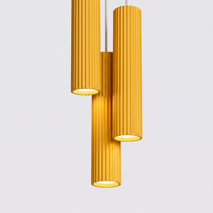 Suspension Oslo 3 cylindres en cascade jaune ambré, packshot de trois quarts