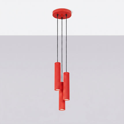 Suspension Oslo 3 cylindres en cascade rouge vif, vue en situation sur fond clair