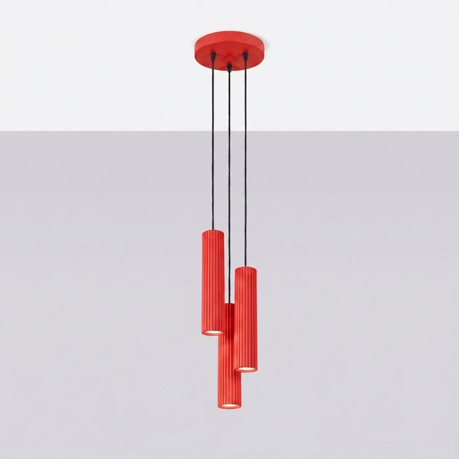 Suspension Oslo 3 cylindres en cascade rouge vif, vue en situation sur fond clair
