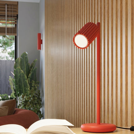 Suspension Oslo 3 cylindres en cascade rouge vif dans un intérieur contemporain