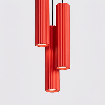 Suspension Oslo 3 cylindres en cascade rouge vif, packshot de trois quarts