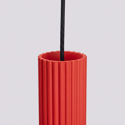 Suspension Oslo 3 cylindres en cascade rouge vif, détail des cannelures
