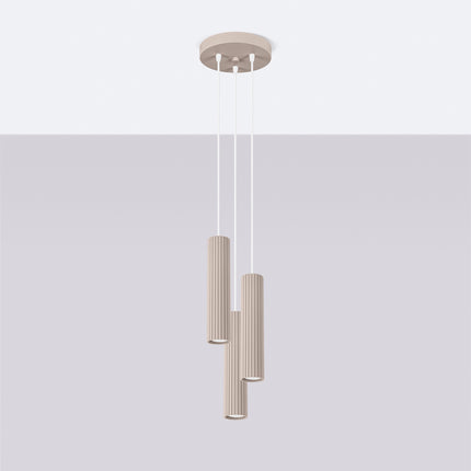 Suspension Oslo 3 Cylindres en Cascade en Aluminium Cannelé Taupe, vue en situation
