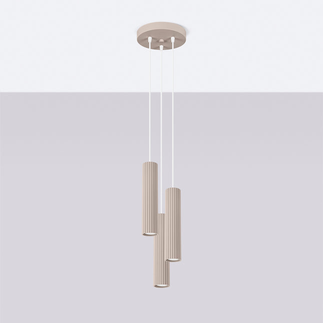Suspension Oslo 3 Cylindres en Cascade en Aluminium Cannelé Taupe, vue en situation