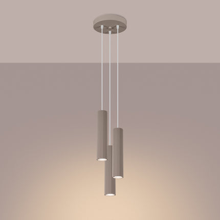 Suspension Oslo 3 Cylindres en Cascade en Aluminium Cannelé Taupe, lumière allumée