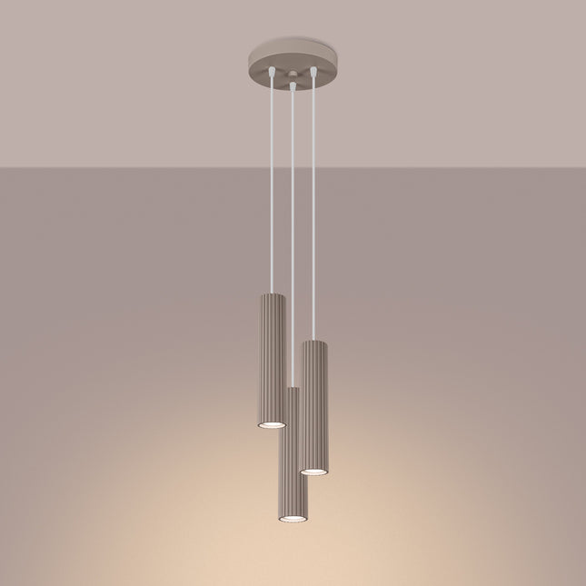 Suspension Oslo 3 Cylindres en Cascade en Aluminium Cannelé Taupe, lumière allumée
