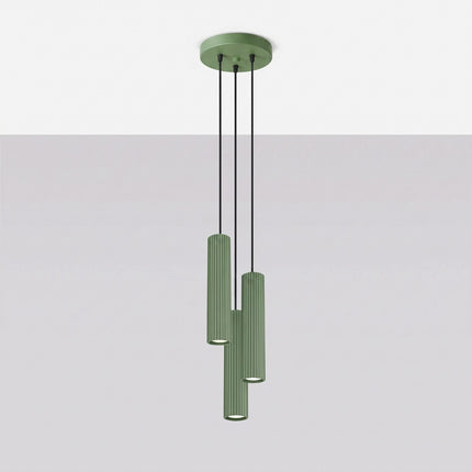 Suspension Oslo 3 cylindres en cascade vert sauge, vue en situation sur fond clair