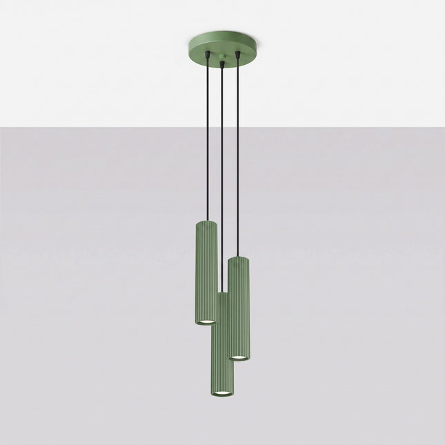 Suspension Oslo 3 cylindres en cascade vert sauge, vue en situation sur fond clair