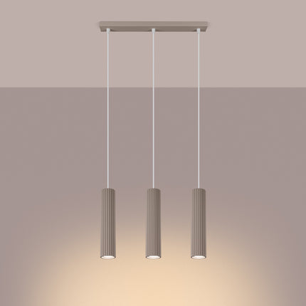 Suspension Oslo 3 Cylindres en Ligne en Aluminium Cannelé Taupe, lumière allumée