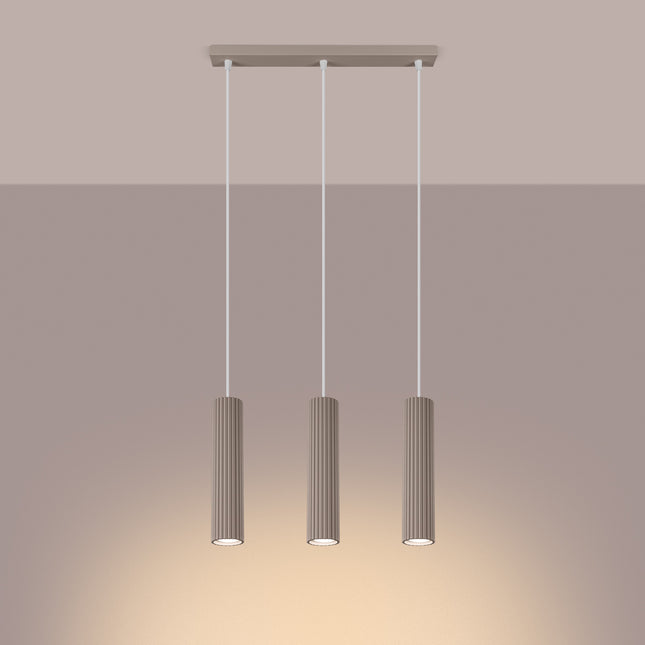 Suspension Oslo 3 Cylindres en Ligne en Aluminium Cannelé Taupe, lumière allumée