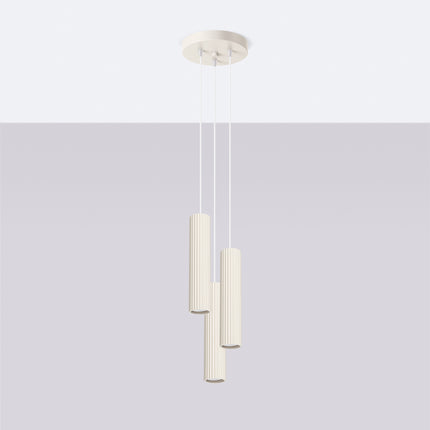 Suspension Oslo 3P en aluminium nervuré beige, vue de face sur fond neutre