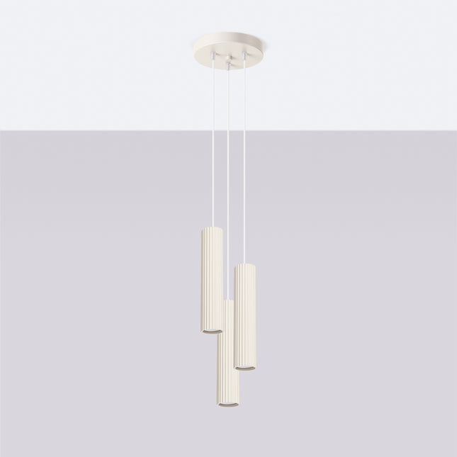 Suspension Oslo 3P en aluminium nervuré beige, vue de face sur fond neutre