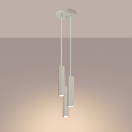 Suspension Oslo 3P en aluminium nervuré beige, vue rapprochée d'un des trois abat-jour