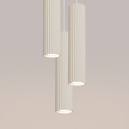 Suspension Oslo 3P en aluminium nervuré beige, vue d'ensemble des trois abat-jour à hauteurs différentes