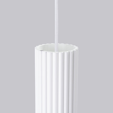 Suspension Oslo 3P en aluminium nervuré blanc, vue de la rosace de plafond ronde
