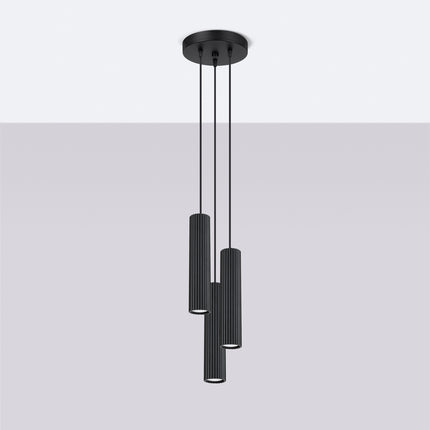 Suspension Oslo 3P en aluminium nervuré noir, vue de face sur fond neutre