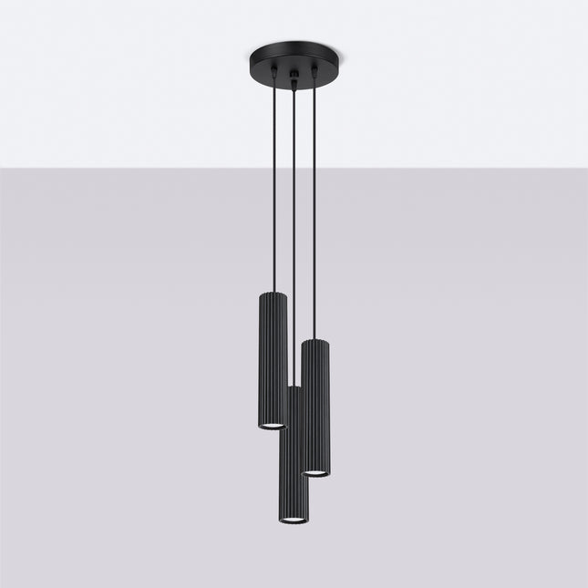 Suspension Oslo 3P en aluminium nervuré noir, vue de face sur fond neutre