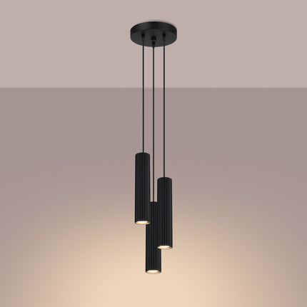 Suspension Oslo 3P en aluminium nervuré noir, vue de trois quarts