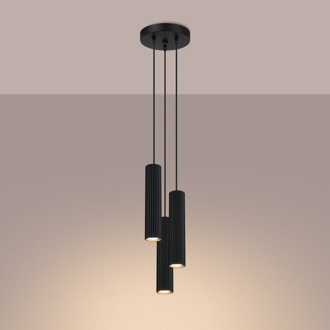 Suspension Oslo 3P en aluminium nervuré noir, vue de trois quarts