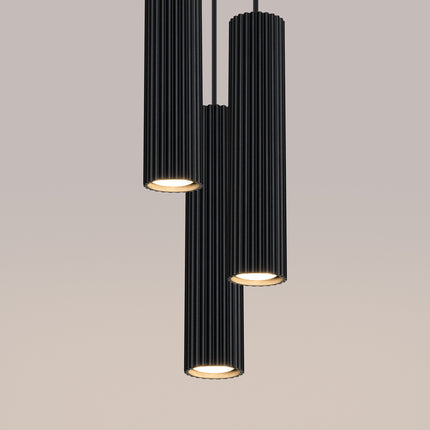 Suspension Oslo 3P en aluminium nervuré noir, vue rapprochée d'un des trois abat-jour