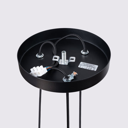 Suspension Oslo 3P en aluminium nervuré noir, vue d'ensemble des trois abat-jour à hauteurs différentes
