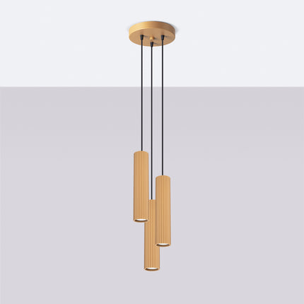 Suspension Oslo 3P en aluminium nervuré or, vue de face sur fond neutre