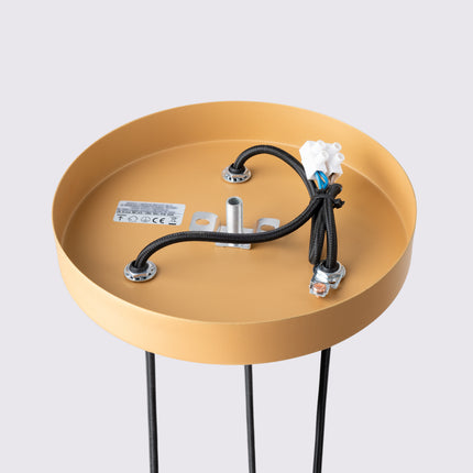 Suspension Oslo 3P en aluminium nervuré or, détail de l'ouverture et de la douille GU10