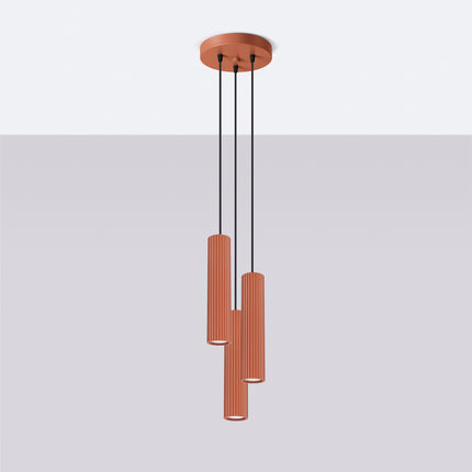 Suspension Oslo 3P en aluminium nervuré rouge ocre, vue de face sur fond neutre