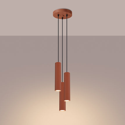 Suspension Oslo 3P en aluminium nervuré rouge ocre, vue de trois quarts