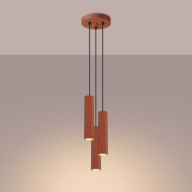 Suspension Oslo 3P en aluminium nervuré rouge ocre, vue de trois quarts