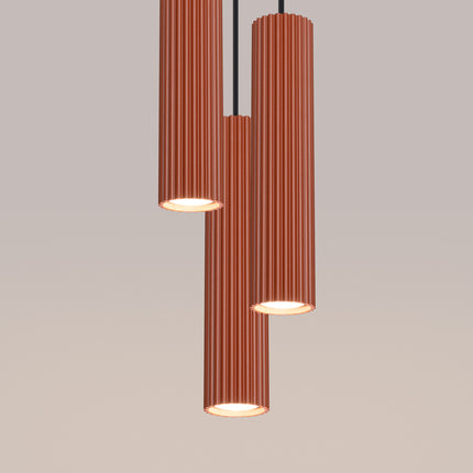Suspension Oslo 3P en aluminium nervuré rouge ocre, vue rapprochée d'un des trois abat-jour