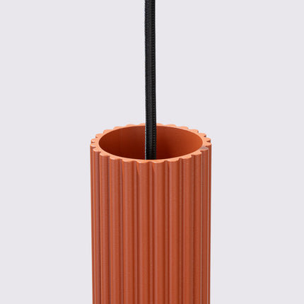 Suspension Oslo 3P en aluminium nervuré rouge ocre, vue de la rosace de plafond ronde