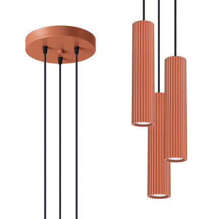 Suspension Oslo 3P en aluminium nervuré rouge ocre, vue de profil de la composition verticale