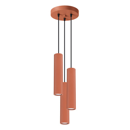 Suspension Oslo 3P en aluminium nervuré rouge ocre, vue d'ambiance dans un intérieur
