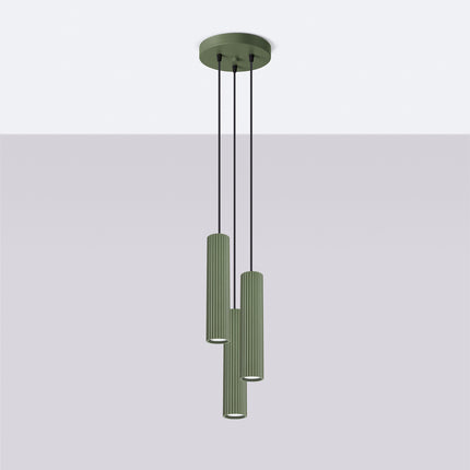 Suspension Oslo 3P en aluminium nervuré vert, vue de face sur fond neutre