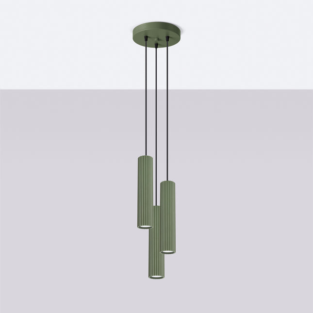Suspension Oslo 3P en aluminium nervuré vert, vue de face sur fond neutre