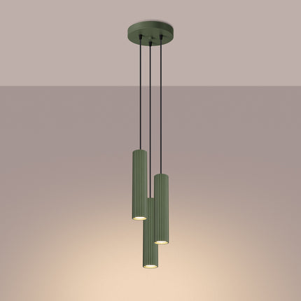 Suspension Oslo 3P en aluminium nervuré vert, vue de trois quarts