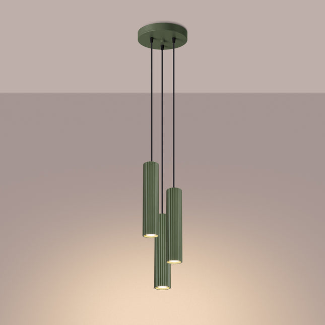 Suspension Oslo 3P en aluminium nervuré vert, vue de trois quarts