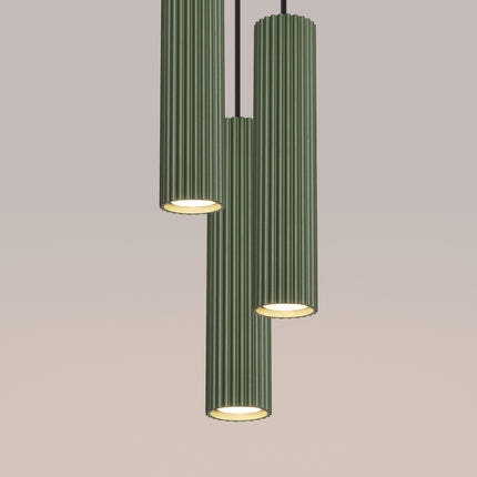 Suspension Oslo 3P en aluminium nervuré vert, vue rapprochée d'un des trois abat-jour