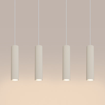 Suspension Oslo 4 cylindres en ligne beige sur fond coloré, vue de trois quarts