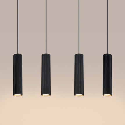 Suspension Oslo 4 cylindres en ligne noir sur fond coloré, vue de trois quarts