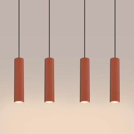 Suspension Oslo 4 cylindres en ligne rouge ocre sur fond coloré, vue de trois quarts
